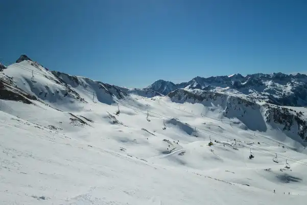 Domaine skiable au printemps