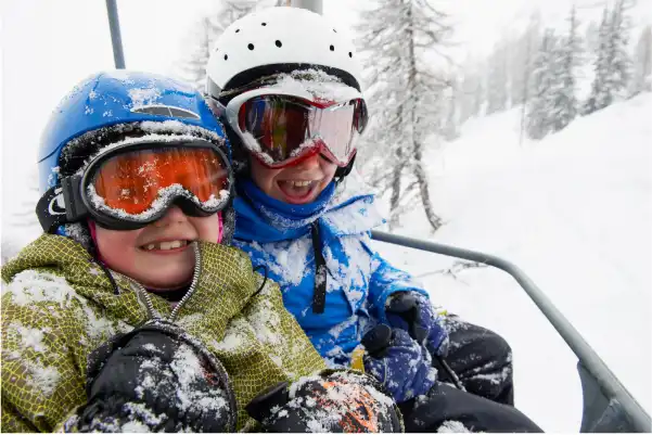 Enfants avec de la neige sur le visage