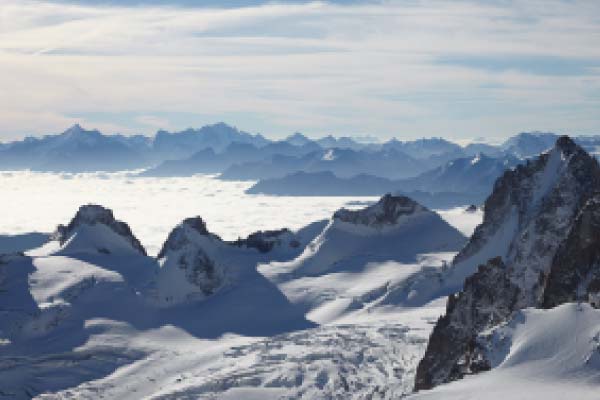 Sommet enneigé à la montagne